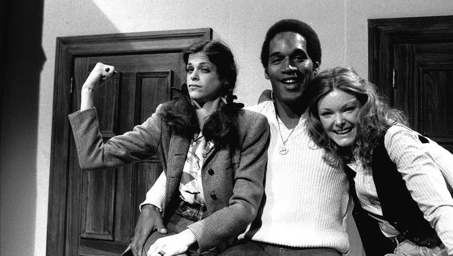 Simpson with actresses Gilda Radner and Jane Curtin on Saturday Night Live in 1978.