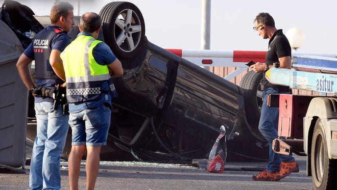 Policemen check a car involved in a terrorist attack in Cambrils, a city 120 kilometres south of Barcelona, on Aug. 18, 2017.
Some eight hours after the attack in Barcelona, an Audi A3 car rammed into pedestrians in Cambrils, a city 120 kilometres south of Barcelona, injuring six civilians -- one of them critical -- and a police officer, authorities said.