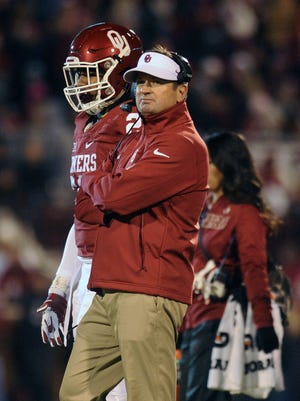 Oklahoma coach Bob Stoops watches his team against TCU in 2015.