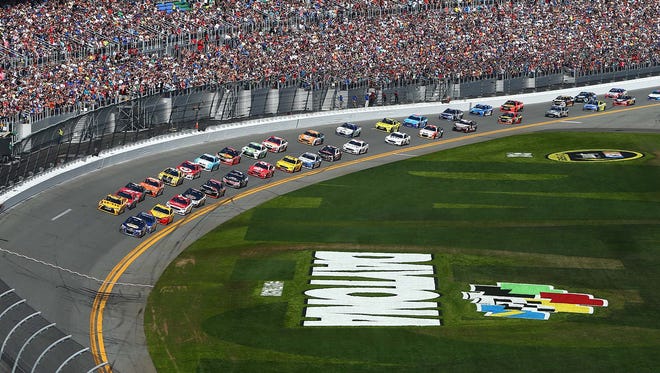 Car take the green flag to start the 2016 Daytona 500.
