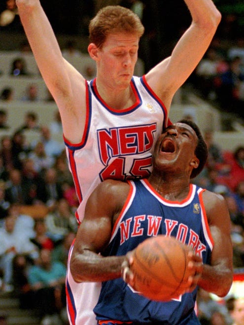 New York Knicks' Charles Oakley, right, looks up to see he is closely guarded by New Jersey Nets' Shawn Bradley.