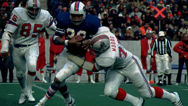 Simpson runs against the Patriots in 1974.