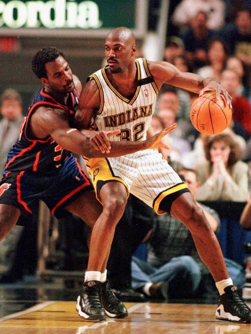 New York Knicks' Charles Oakley, left, reaches in on Indiana Pacers' Dale Davis.