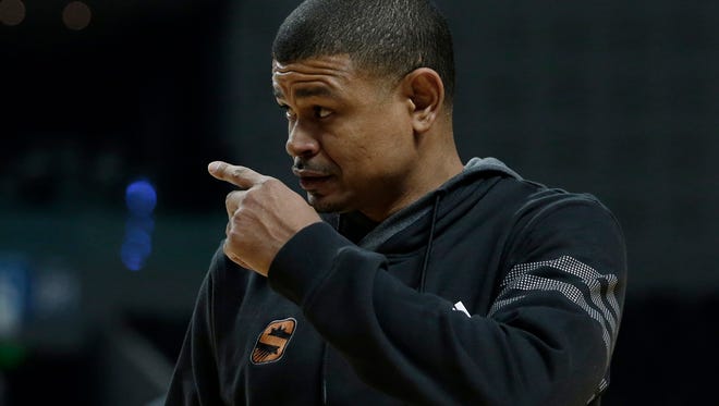 Phoenix Suns head coach Earl Watson gestures to players during practie the day before a game against the Dallas Mavericks at Mexico City Arena on Wednesday, Jan. 11, 2017.
