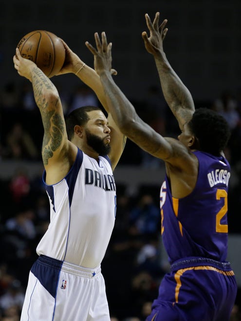 Dallas Mavericks Deron Williams holds the ball as Phoenix Suns Eric Bledsoe defends in the first half of their regular-season NBA basketball game in Mexico City, Thursday, Jan. 12, 2017.