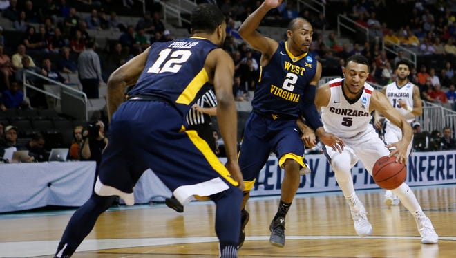 Gonzaga Bulldogs guard Nigel Williams-Goss (5) drives against West Virginia Mountaineers guard Jevon Carter (2)  during the first half in the semifinals of the West Regional of the 2017 NCAA Tournament at SAP Center.