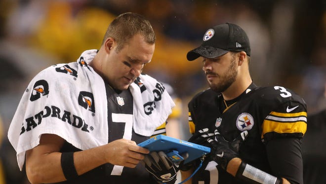 Oct 2, 2016; Pittsburgh, PA, USA;  Pittsburgh Steelers quarterbacks Ben Roethlisberger (7) and Landry Jones (3) look at a tablet device on the sidelines against the Kansas City Chiefs during the third quarter at Heinz Field. The Steelers won 43-14. Mandatory Credit: Charles LeClaire-USA TODAY Sports ORG XMIT: USATSI-268346 ORIG FILE ID:  20161002_mta_al8_109.JPG