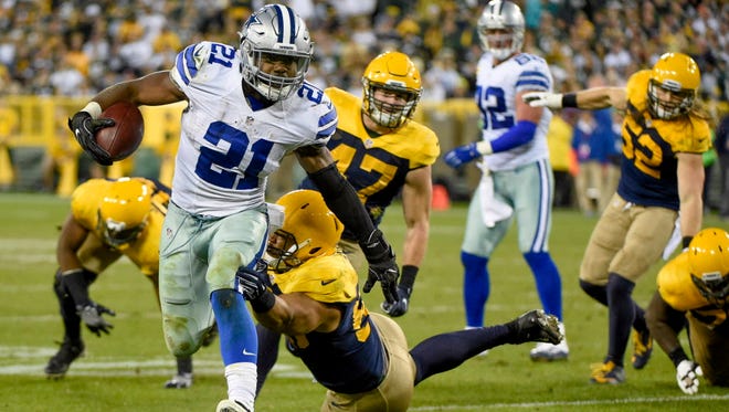 Cowboys running back Ezekiel Elliott (21) carries the ball against the Packers during the fourth quarter.