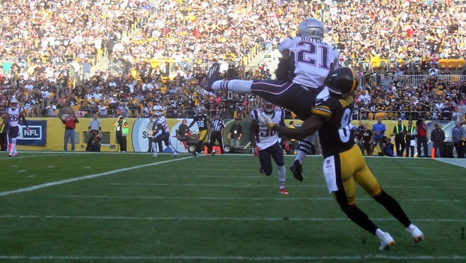 Patriots cornerback Malcolm Butler (21) intercepts a pass in the end zone in front of Steelers wide receiver Antonio Brown (84).
