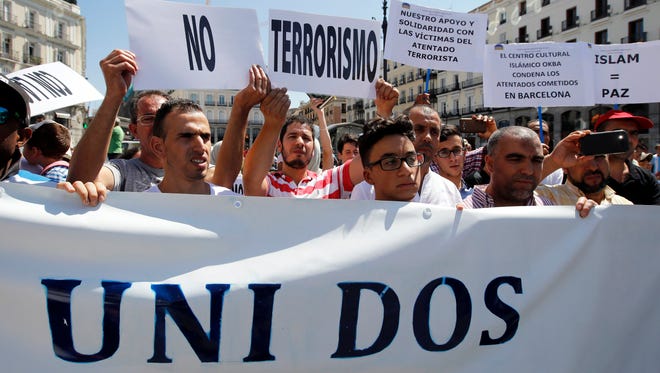 People holding up banners reading messages of solidarity take part a gathering to protest called by Fuenlabrada Islamic Cultural Center against Barcelona and Cambrils terrorist attacks, at Puerta del Sol Squarer, Madrid on Aug. 20,  2017. At least 14 people were killed and some 130 others injured after cars crashed into pedestrians on the La Rambla boulevard in Barcelona and on a promenade in the coastal city of Cambrils on Aug. 17. Spanish police have stated that the attacks in Barcelona and in Cambrils were linked. The so-called 'Islamic State'  in the meantime has claimed responsibility for the attacks in Barcelona and Cambrils.
