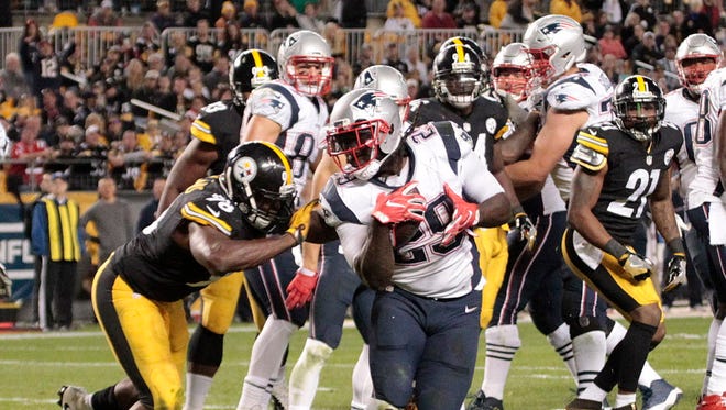 Patriots running back LeGarrette Blount (29) runs for a touchdown against the Steelers.
