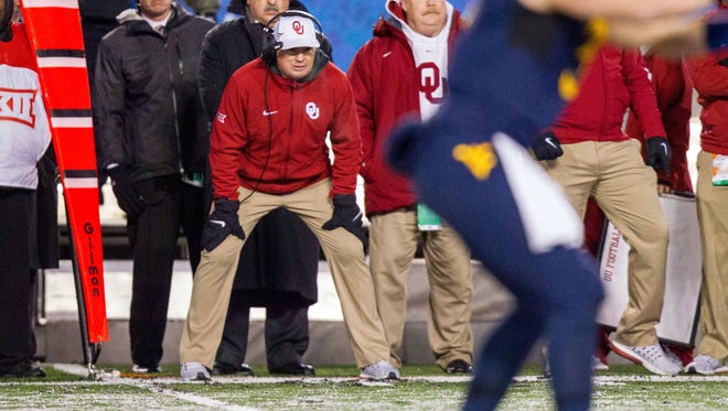 Oklahoma coach Bob Stoops watches his team play at West Virginia in 2016.
