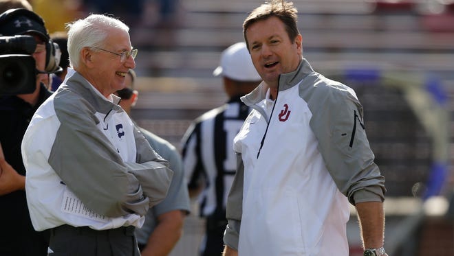 Oklahoma coach Bob Stoops talks with Kansas State coach Bill Snyder before their game in 2014.