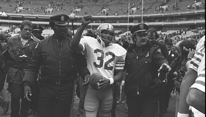 Simpson leaves the field after his final NFL game in 1979.