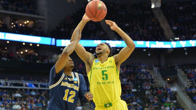 Michigan Wolverines guard Muhammad-Ali Abdur-Rahkman (12) guards Oregon Ducks guard Tyler Dorsey (5) during the first half in the semifinals of the midwest Regional of the 2017 NCAA Tournament at Sprint Center.