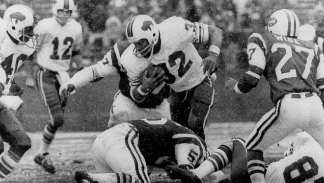 Simpson runs the ball in 1973 at Shea Stadium against the Jets.