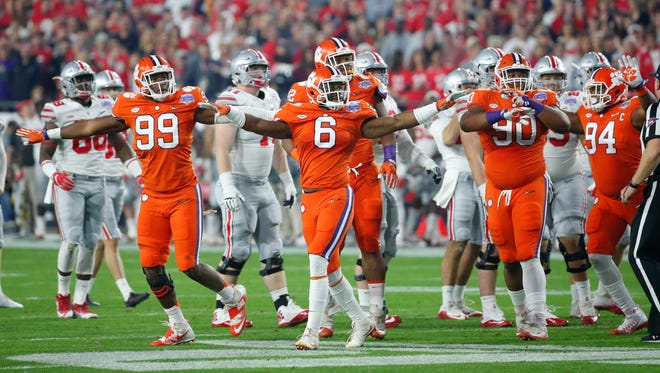 Clemson players react to a missed field goal.