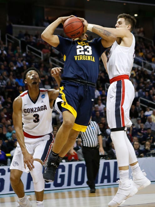 West Virginia Mountaineers forward Esa Ahmad (23) is foueld by Gonzaga Bulldogs forward Zach Collins (right) during Sweet 16 play in San Jose.