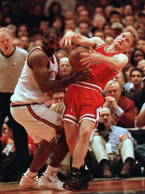 Knicks' Charles Oakley and Bulls' Steve Kerr fight for the ball in the 4th quarter.