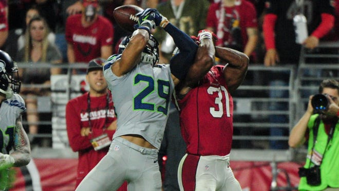 Seahawks free safety Earl Thomas (29) breaks up a pass intended for Cardinals running back David Johnson (31) during the first half.