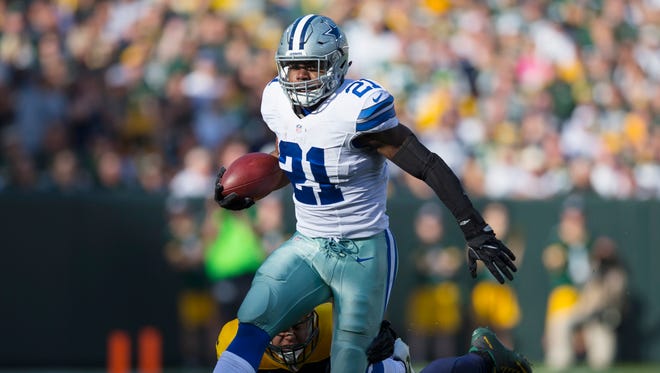 Oct 16, 2016; Green Bay, WI, USA; Dallas Cowboys running back Ezekiel Elliott (21) carries the ball as Green Bay Packers linebacker Blake Martinez (50) attempts to tackle during the first quarter at Lambeau Field. Mandatory Credit: Jeff Hanisch-USA TODAY Sports ORG XMIT: USATSI-268400 ORIG FILE ID:  20161016_ads_sh5_073.JPG