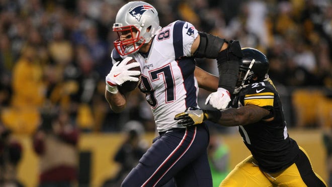 Patriots tight end Rob Gronkowski (87) scores a touchdown against the Steelers.