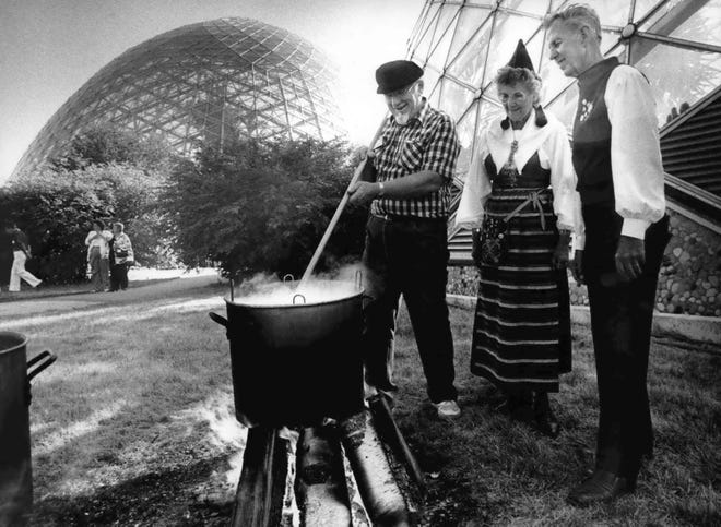 Miles Theurich (left) got a traditional fish boil underway while Marion and Ken Bruce of Franklin got a close up view. Theurich orchestrated a dinner for about 150 members and guests of the friends of the Domes in July, 1988.